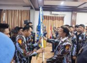 Ketua DPD IPK Kota Medan Candra Lingga menyerahkan pataka kepada Donald Panggabean usai pelantikan PAC IPK Medan Sunggal periode 2026–2031.