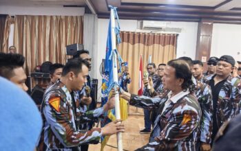 Ketua DPD IPK Kota Medan Candra Lingga menyerahkan pataka kepada Donald Panggabean usai pelantikan PAC IPK Medan Sunggal periode 2026–2031.