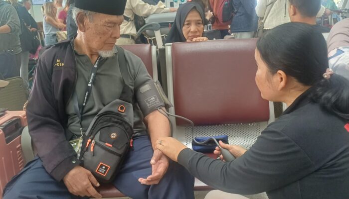 Polda Sumut Beri Layanan Kesehatan bagi Penumpang Terdampak Pembatalan Penerbangan di Kualanamu