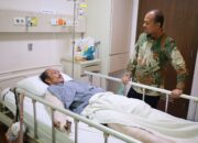 Wali Kota Tanjungbalai menjenguk pekerja DLH di rumah sakit