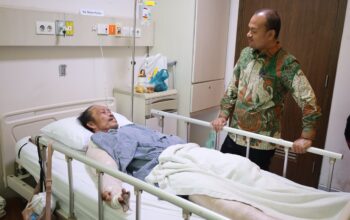 Wali Kota Tanjungbalai menjenguk pekerja DLH di rumah sakit