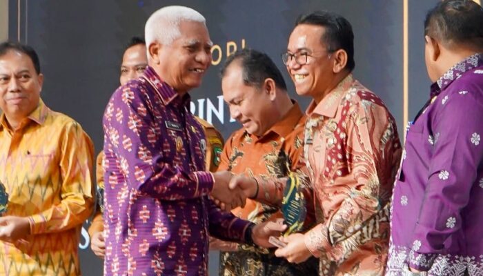 Rico Waas Raih Achievement Person Award KI Sumut 2026, Komitmen Keterbukaan Informasi Disorot
